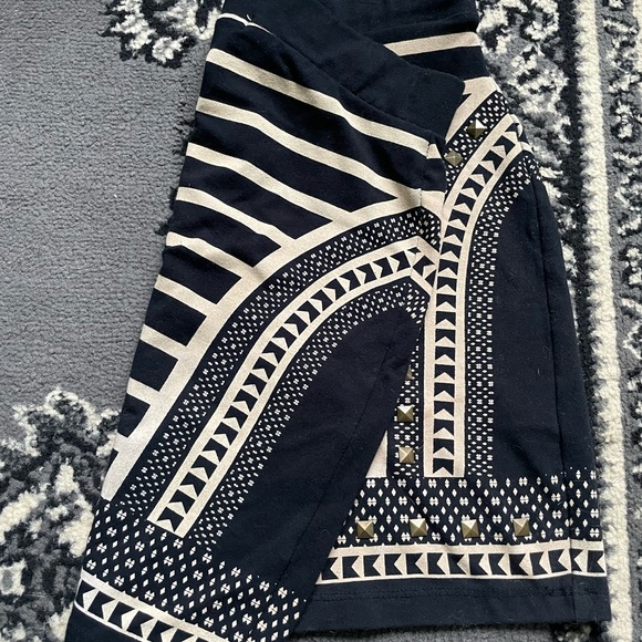 geometric mini skirt with studs - Picture 2 of 2